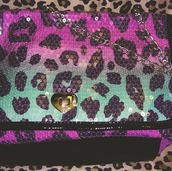 Betseyville cheetah purse - Picture 1 of 14